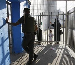 بالصور:: الإحتلال يمنع المصليين من دخول المسجد الأقصى ويعتدى عليهم