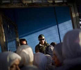 بالصور:: الإحتلال يمنع المصليين من دخول المسجد الأقصى ويعتدى عليهم