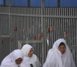 بالصور:: الإحتلال يمنع المصليين من دخول المسجد الأقصى ويعتدى عليهم