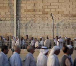 بالصور:: الإحتلال يمنع المصليين من دخول المسجد الأقصى ويعتدى عليهم