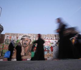 بالصور:: الإحتلال يمنع المصليين من دخول المسجد الأقصى ويعتدى عليهم