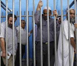بالصور:: الإحتلال يمنع المصليين من دخول المسجد الأقصى ويعتدى عليهم