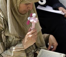 بالصور:: الإحتلال يمنع المصليين من دخول المسجد الأقصى ويعتدى عليهم