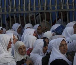 بالصور:: الإحتلال يمنع المصليين من دخول المسجد الأقصى ويعتدى عليهم