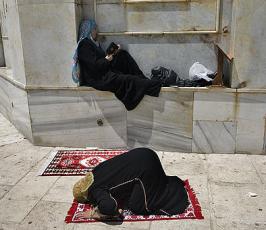 بالصور:: الإحتلال يمنع المصليين من دخول المسجد الأقصى ويعتدى عليهم