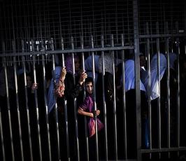 بالصور:: الإحتلال يمنع المصليين من دخول المسجد الأقصى ويعتدى عليهم