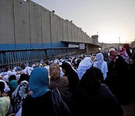 بالصور:: الإحتلال يمنع المصليين من دخول المسجد الأقصى ويعتدى عليهم