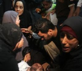 بالصور : مسيرة تشييع الشهيدين في مخيم البريج والقصف الإسرائيلي 