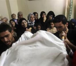 بالصور : مسيرة تشييع الشهيدين في مخيم البريج والقصف الإسرائيلي 
