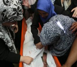 بالصور : مسيرة تشييع الشهيدين في مخيم البريج والقصف الإسرائيلي 