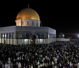 بالصور : نساء ورجال وأطفال يحييون ليلة القدر في المسجد الأقصى 