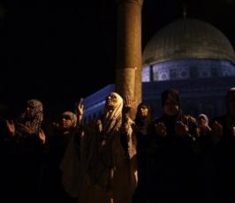 بالصور : نساء ورجال وأطفال يحييون ليلة القدر في المسجد الأقصى 