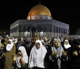 بالصور : نساء ورجال وأطفال يحييون ليلة القدر في المسجد الأقصى 