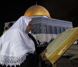 بالصور : نساء ورجال وأطفال يحييون ليلة القدر في المسجد الأقصى 