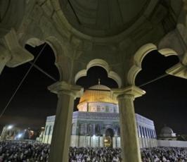 بالصور : نساء ورجال وأطفال يحييون ليلة القدر في المسجد الأقصى 