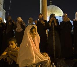 بالصور : نساء ورجال وأطفال يحييون ليلة القدر في المسجد الأقصى 