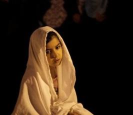 بالصور : نساء ورجال وأطفال يحييون ليلة القدر في المسجد الأقصى 