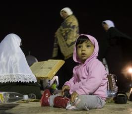 بالصور : نساء ورجال وأطفال يحييون ليلة القدر في المسجد الأقصى 