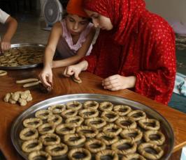 بالصور / الفلسطينيون يجهزون كعك العيد استعدادا لعيد الفطر