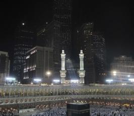 بالصور : « ساعة مكة » ترفع الأذان من أعلى نقطة على وجه الأرض