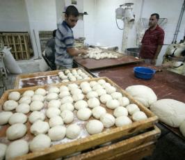 بالصور:: عمال غزيين بمخبز يستعدون لعيد الفطر السعيد