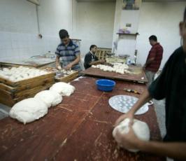 بالصور:: عمال غزيين بمخبز يستعدون لعيد الفطر السعيد