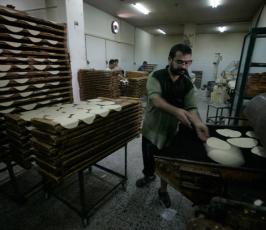 بالصور:: عمال غزيين بمخبز يستعدون لعيد الفطر السعيد