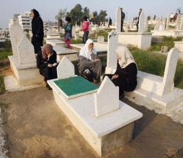 بالصور : كيف يقضي أهالي الشهداء اليوم الاول في عيد الفطر 