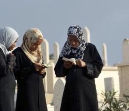 بالصور : كيف يقضي أهالي الشهداء اليوم الاول في عيد الفطر 