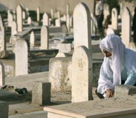 بالصور : كيف يقضي أهالي الشهداء اليوم الاول في عيد الفطر 