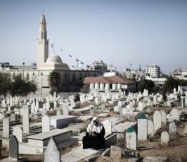 بالصور : كيف يقضي أهالي الشهداء اليوم الاول في عيد الفطر 