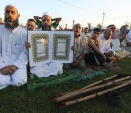 عدسة « فلسطين اليوم » ترصد ثورة المصاحف خلال صلاة عيد الفطر  في غزة