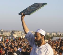عدسة « فلسطين اليوم » ترصد ثورة المصاحف خلال صلاة عيد الفطر  في غزة