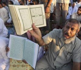 عدسة « فلسطين اليوم » ترصد ثورة المصاحف خلال صلاة عيد الفطر  في غزة