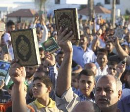 عدسة « فلسطين اليوم » ترصد ثورة المصاحف خلال صلاة عيد الفطر  في غزة