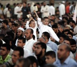عدسة « فلسطين اليوم » ترصد ثورة المصاحف خلال صلاة عيد الفطر  في غزة