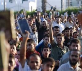 عدسة « فلسطين اليوم » ترصد ثورة المصاحف خلال صلاة عيد الفطر  في غزة