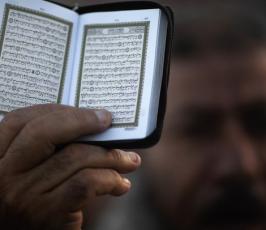 عدسة « فلسطين اليوم » ترصد ثورة المصاحف خلال صلاة عيد الفطر  في غزة