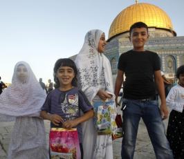بالصور : ما أجمل عيد الفطر في باحات المسجد الأقصى