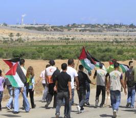 بالصور : متظاهرون فلسطينيون قرب السياج الحدودي في بيت حانون