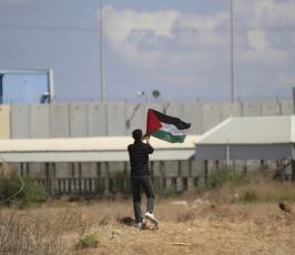 بالصور : متظاهرون فلسطينيون قرب السياج الحدودي في بيت حانون