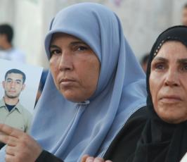 بالصور:مهرجان تضامنى مع اهالى الأسرى بمدينة غزة