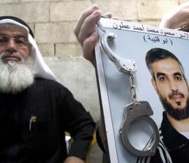 بالصور : ذوو الأسرى الفلسطينيين في القدس المحتلة يتضامنون مع أبنائهم داخل السجون