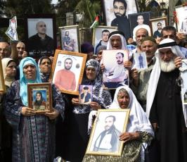 بالصور : ذوو الأسرى الفلسطينيين في القدس المحتلة يتضامنون مع أبنائهم داخل السجون