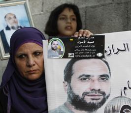 بالصور : ذوو الأسرى الفلسطينيين في القدس المحتلة يتضامنون مع أبنائهم داخل السجون