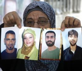 بالصور : ذوو الأسرى الفلسطينيين في القدس المحتلة يتضامنون مع أبنائهم داخل السجون