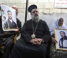 بالصور : ذوو الأسرى الفلسطينيين في القدس المحتلة يتضامنون مع أبنائهم داخل السجون