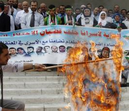 بالصور : ذوو الأسرى الفلسطينيين في القدس المحتلة يتضامنون مع أبنائهم داخل السجون
