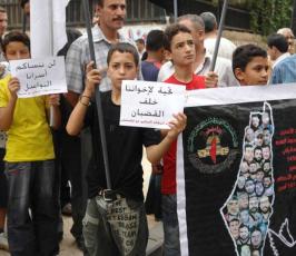 بالصور : الفصائل الفلسطينية تنظم مسيرات مساندة للأسرى في مخيم اليرموك 