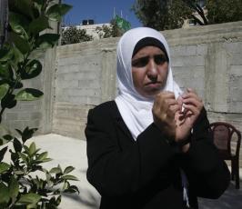 بالصور : الأسيرة المحررة إحسان دبابسة التي رقص وغنى حولها جنود الاحتلال